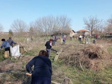 Доброволци почистиха гробищния парк в Йоглав