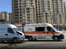 МВР Пловдив: Линейката е минала на червено, лекарят в нея е пострадал