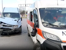 Лекарката и пациентката от блъснатата линейка са в болница