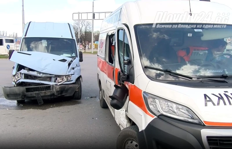 Лекарката и пациентката от блъснатата линейка в Пловдив са в болница