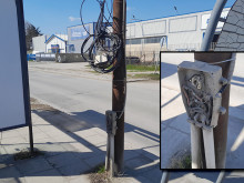 Невидима заплаха – опасни кабели заплашват на автобусна спирка във Варна