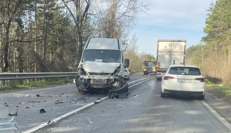 Шофьор пострада при катастрофа между два буса край Търново
