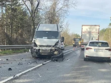 Шофьор пострада при катастрофа между два буса край Търново