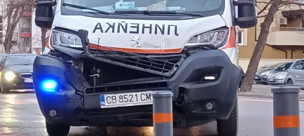 Пътен инцидент с линейка затруднява движението в Стара Загора