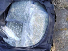 Полицаи задържаха превозващи 7 кг марихуана