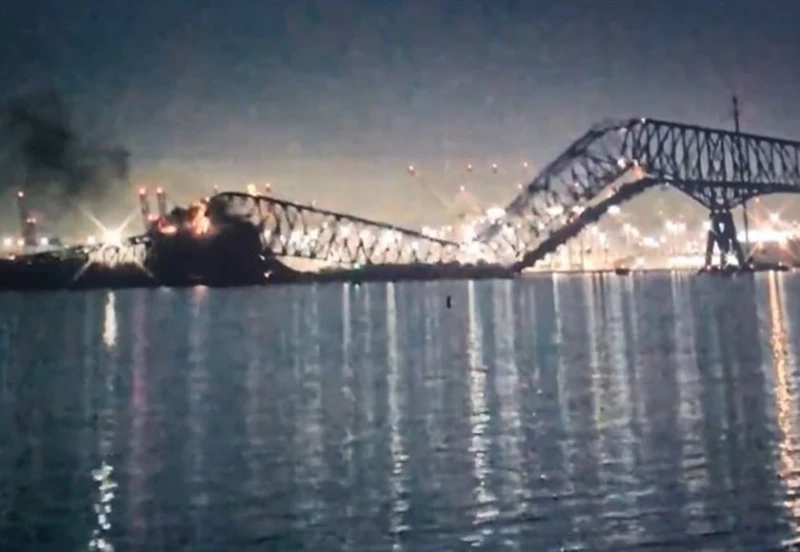 Кораб удари и срути мост в САЩ, спасители издирват хора в реката