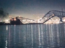 Кораб удари и срути мост в САЩ, спасители издирват хора в реката