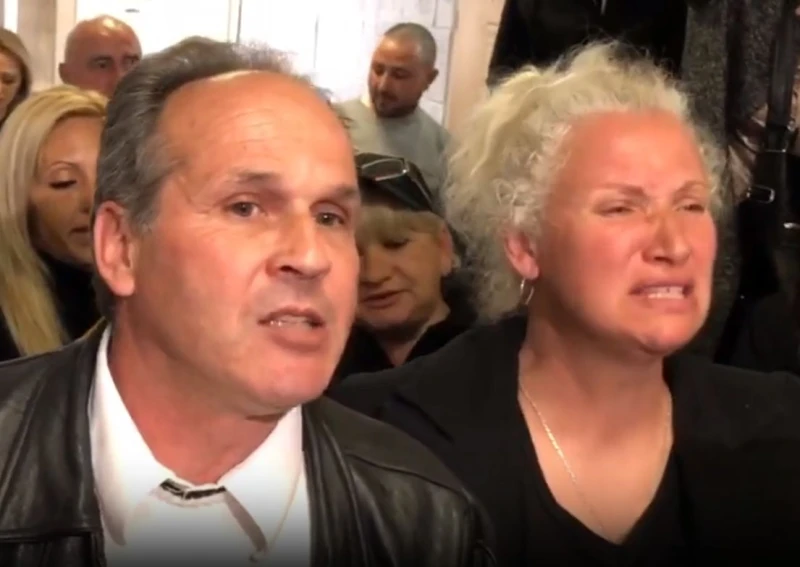 С викове "Убийци" бяха посрещнати в съда близнаците от Цалапица