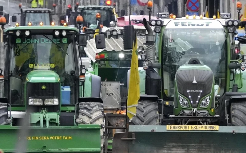 Фермери отново блокираха Брюксел, замеряха полицията с тор и цвекло