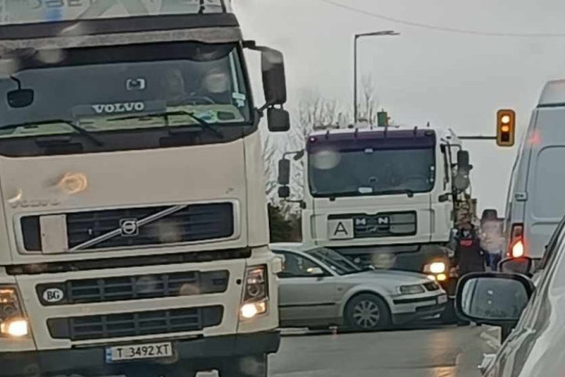На два пъти автомобили и камиони премериха сили в София