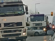 На два пъти автомобили и камиони премериха сили в София