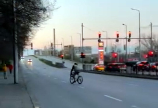 TD Велосипедист криволичи по оживена улица в Пловдив извършвайки множество нарушения