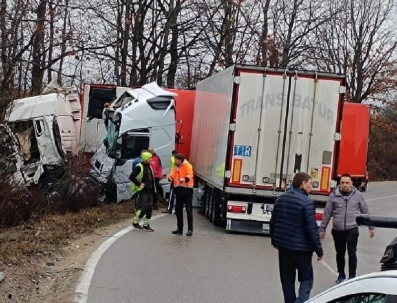 Катастрофа с камиони затвори международния път Е-79