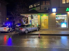 Автомобил се вряза в аптека в южната част на Пловдив