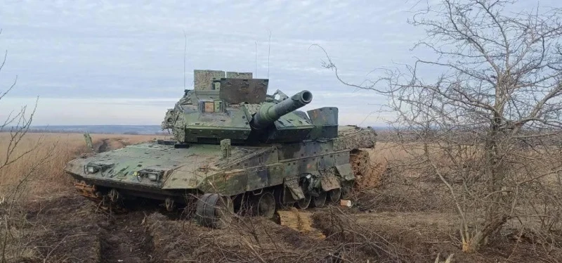 Forbes: Руснаци и украинци се състезават за изоставени в ничията земя танкове Strv122