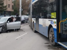 Автобус се заби в спирка до Химията във Варна