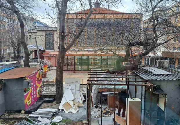 Премахват незаконни постройки от възлово място в центъра на Варна