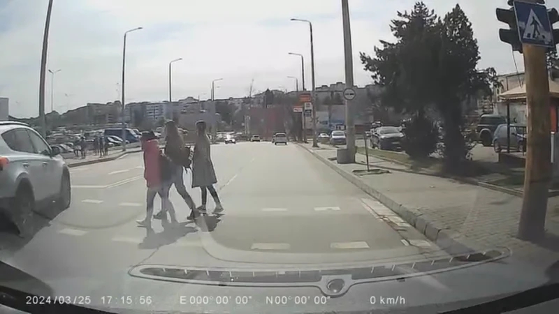 Шофьор едва не помете деца на пешеходна пътека в Търново