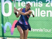 Шиникова продължава напред на сингъл и двойки на турнир в Тунис
