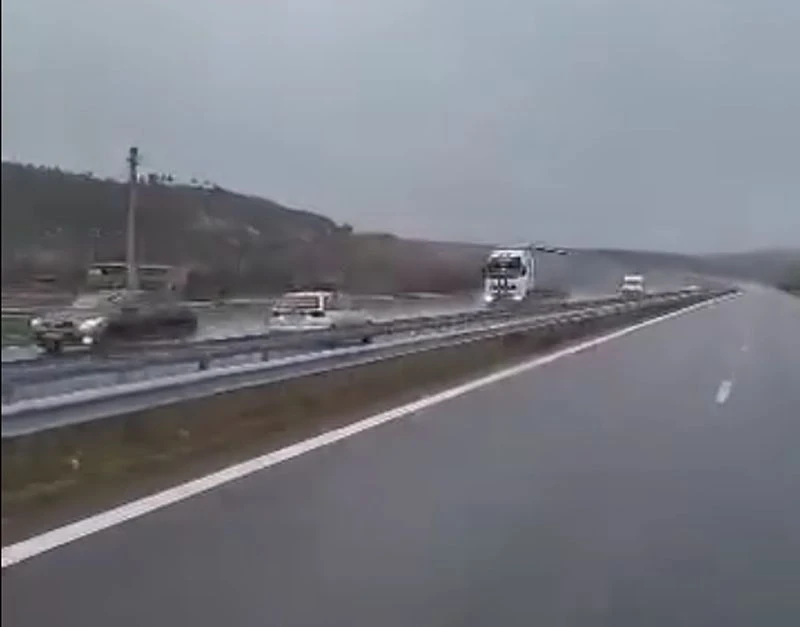Водач бясно шпори с километри в насрещното на натоварена магистрала