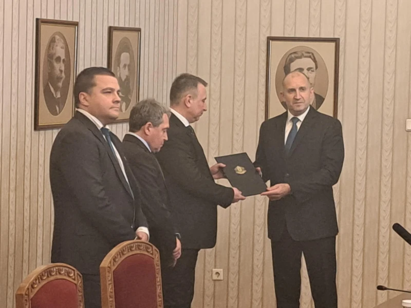Радев връчи третия мандат на ИТН, върнаха го веднага неизпълнен
