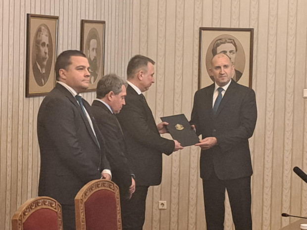 Президентът Румен Радев връчи третия проучвателен мандат за съставяне на правителство на