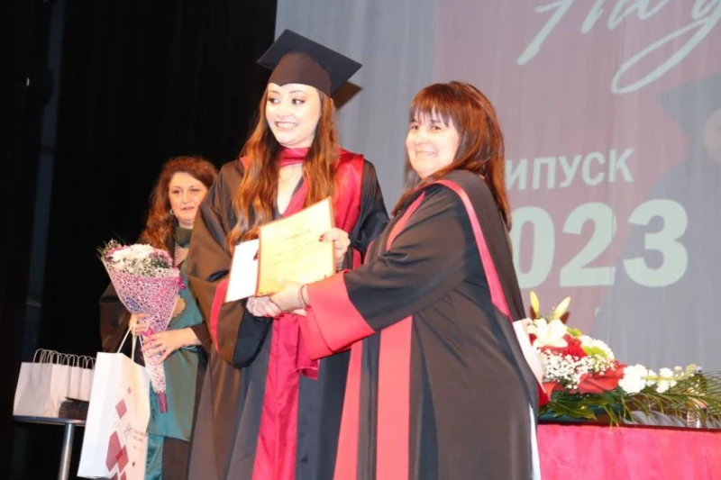 50 абсолвенти от специалностите "Медицинска сестра" и "Акушерка" в Хасково получиха дипломите си за висше образование