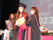 50 абсолвенти от специалностите "Медицинска сестра" и "Акушерка" в Хасково получиха дипломите си за висше образование