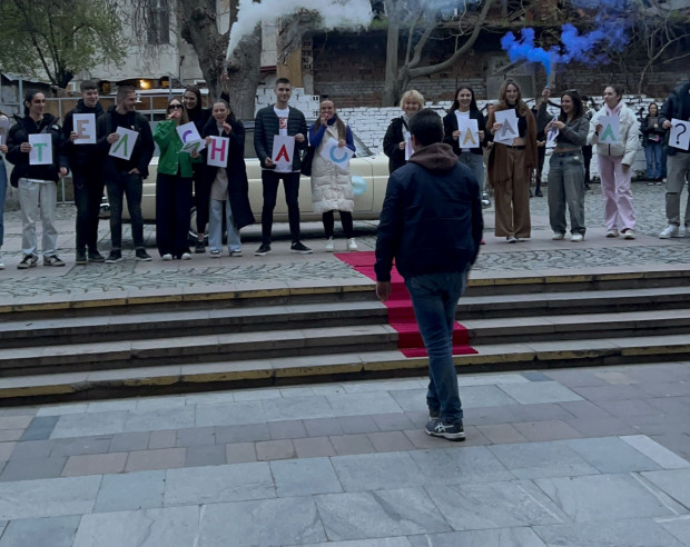 TD Ретро Мерцедес нахлу в Хуманитарната гимназия в Пловдив за да
