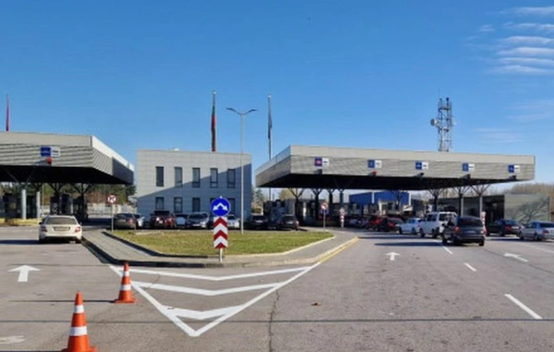 7 мигранти свалиха от дипломатическа кола граничарите на ГКПП 