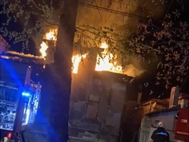 TD Пожар избухна в къща в центъра на Русе Огънят е