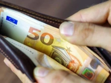 В Гърция вдигат минималната заплата на 830 евро