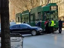 Кола се блъсна в трамвай в София