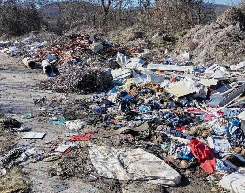 Почистени от отпадъци са сервитутните зони между Казачево и Горно Павликене