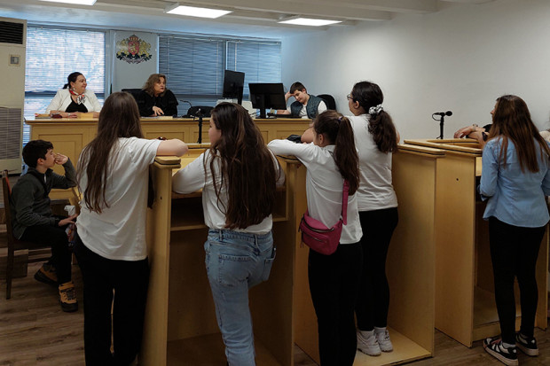 Ученици от ОУ "Йордан Йовков" посетиха Районния съд във Варна