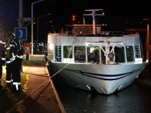 Български круизен кораб се удари в стената на река Дунав в Австрия, 11 души са ранени