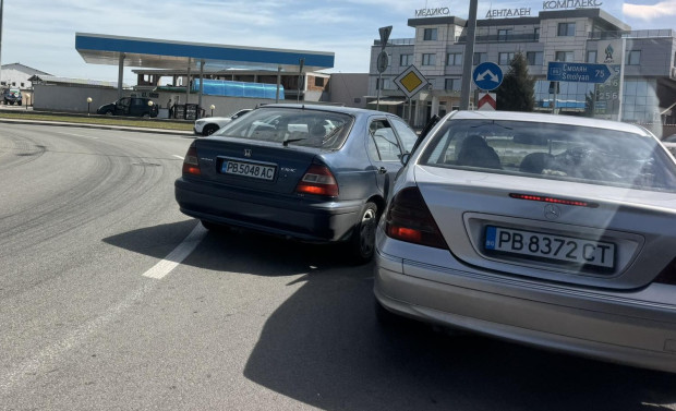 Две пловдивски коли се удариха в Асеновград