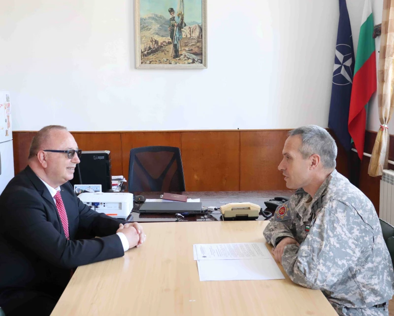 Областният управител на Русе на среща с полковник Петров: Обсъждат как да покажат на младите предимствата на военната служба в армията