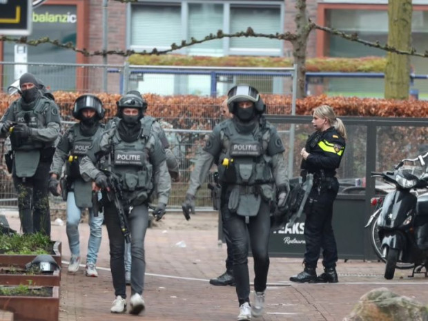 В град Еде в Нидерландия неизвестен е взел за заложници