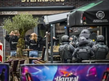 Мъжът, който взе заложници в Нидерландия, е въоръжен с оръжия и експлозиви