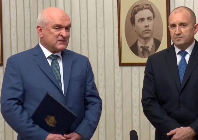 Президентът връчи папката на новия служебен министър-председател Димитър Главчев