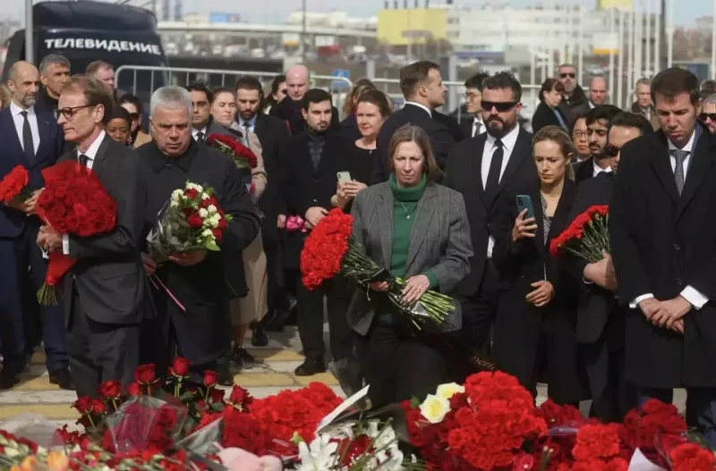 KP: Московският дипломатически корпус отдава почит на загиналите в "Крокус Сити", но няма и следа от Путин