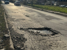Пловдивчани пропищяха от дупки като ями, районният кмет: "Знаем"