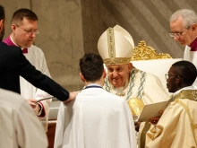 Папа Франциск оглави Великденското бдение в базиликата "Свети Петър", след като пропусна процесията на Разпети петък