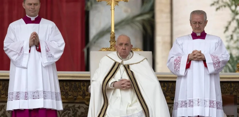 Папа Франциск пристигна на площад "Свети Петър" за началото на Великденската меса