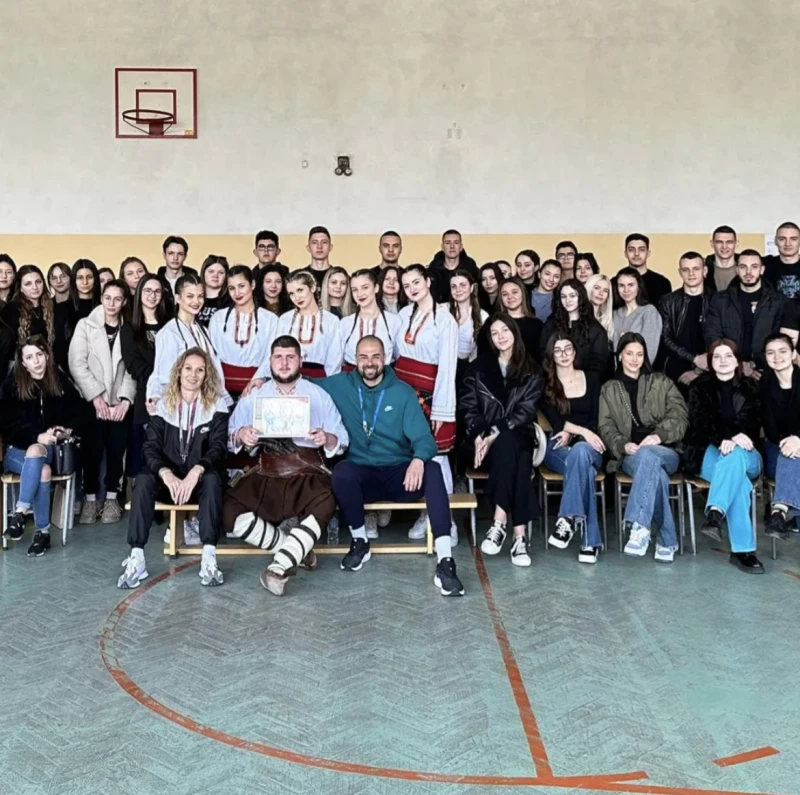 Учители от Френската нямаше как да откажат такава покана за бал