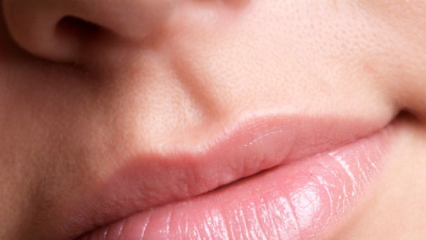 Напуканите устни са един от най-дразнещите козметични проблеми, който засяга