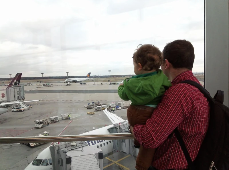 Важен аспект на въздушния Шенген: Децата на разведени родители ще пътуват без декларация. Това поражда притеснения