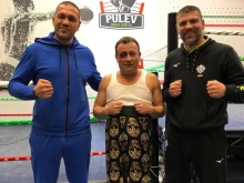 Рачков застана редом до двама братя