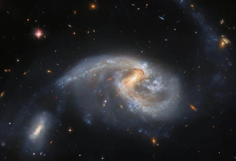 Телескопът "Хъбъл" разкри две взаимодействащи си галактики
